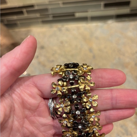 Vintage Gold Floral Bracelet - Picture 5 of 5